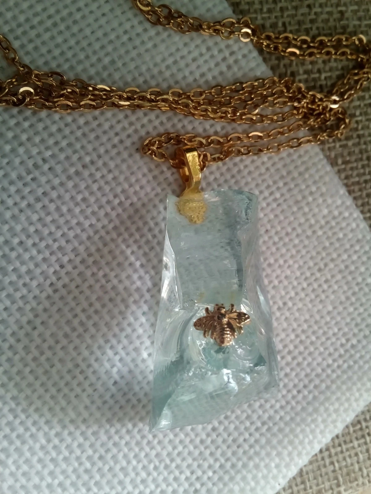 Ruwe aquamarijn steen ketting met bij – photo 2